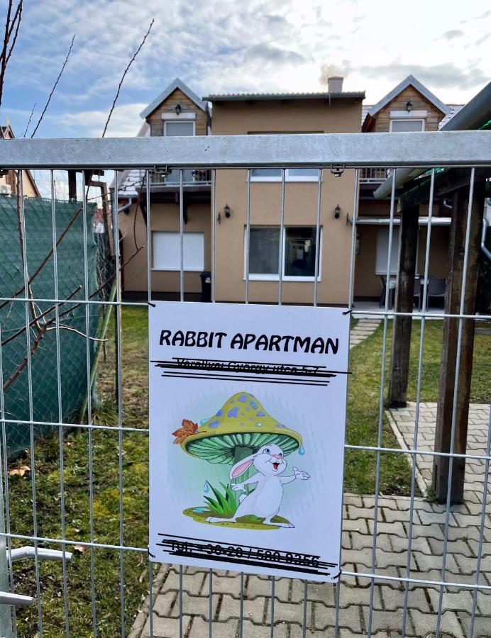 Rabbit Apartman Мошонмадьяровар Экстерьер фото